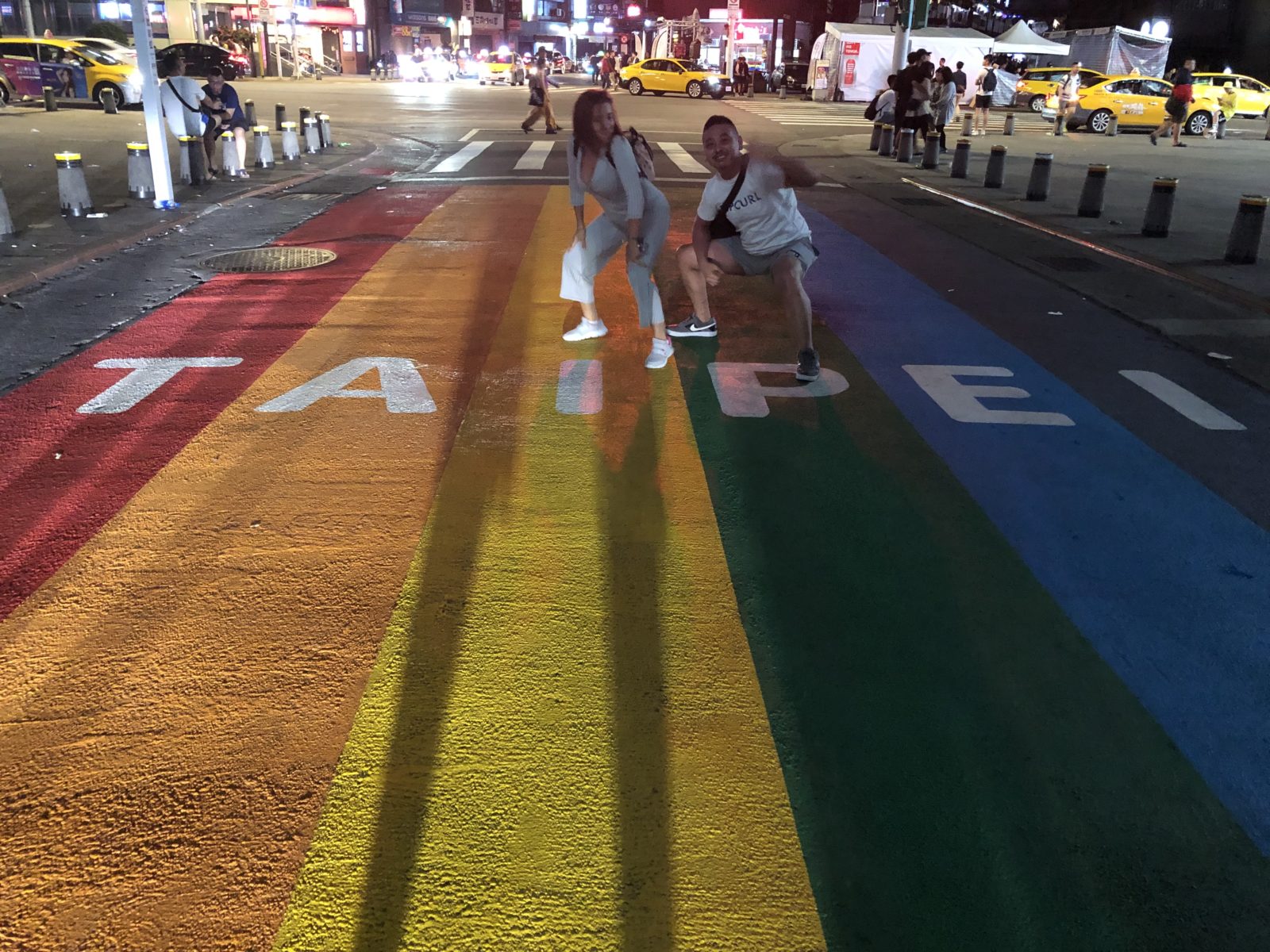 写真は昨年の台北レインボープライド時に西門で撮った物です。同性婚が認められた年だった為かいつもより賑やかでした。